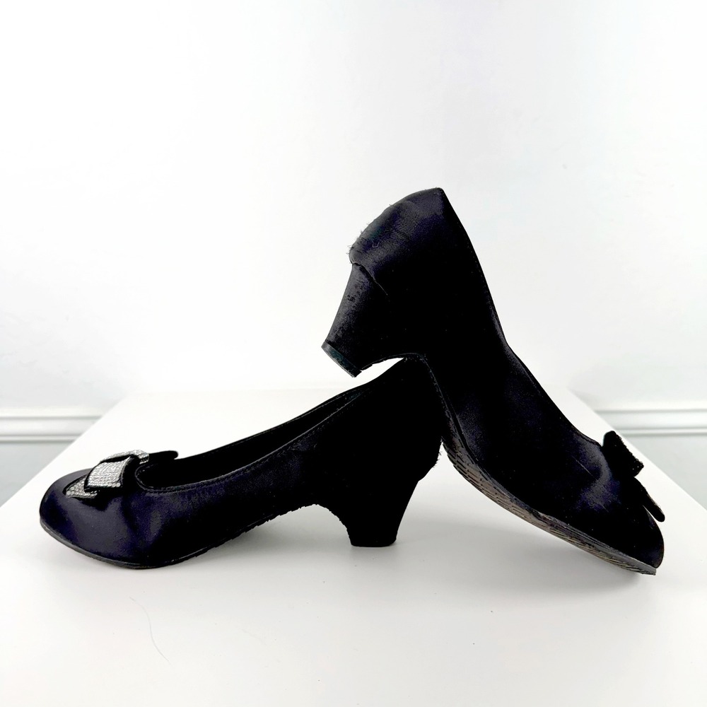 Kenneth Cole Reaction Dorothy Swirl Kids Size 4 Black Satin Rhinestone Bow Heels